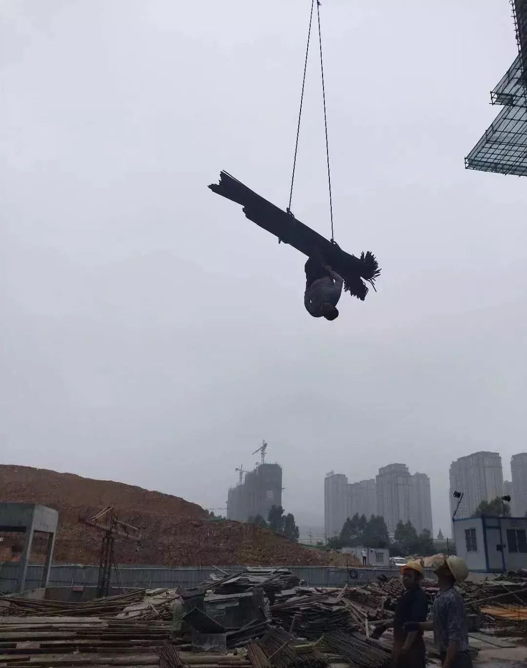 工作人员被悬挂在半空中等待救援--49彩票--吊装带